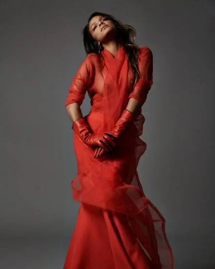 Christina Milian prześwituje cycki