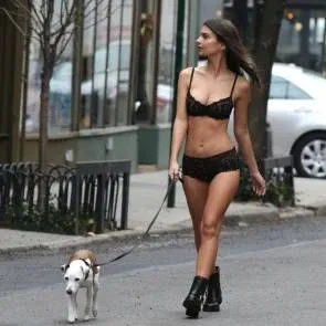 Emily Ratajkowski går en hund i undertøy