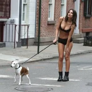 Emily Ratajkowski store pupper i bh