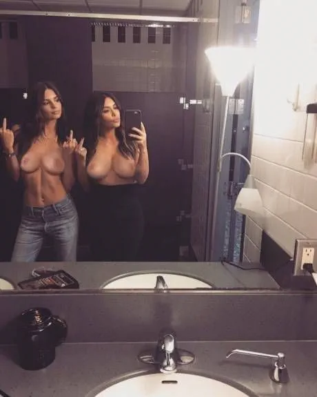 Emily Ratajkowski og Kim Kardashian Topless Selfie