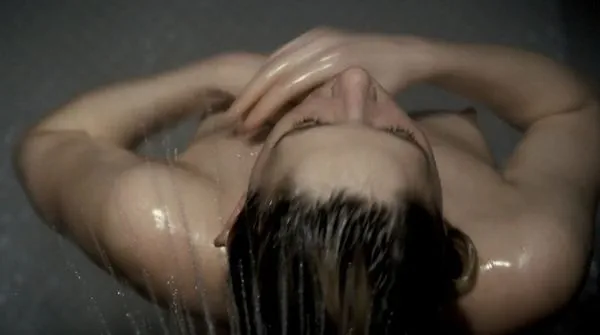 Обнаженные сиськи и соски Haley Bennett в девушке в поезде, фильм