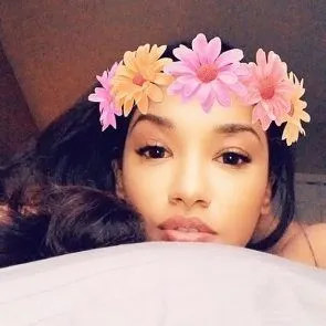 Candice Patton desnuda en la cama