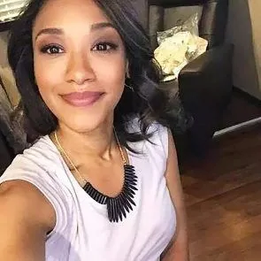Candice Patton camisa blanca caliente