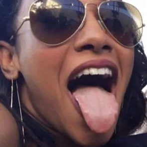 Candice Patton desnuda y con la lengua fuera