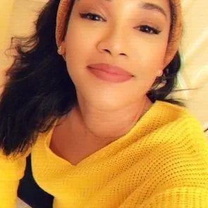 Suéter amarillo Candice Patton