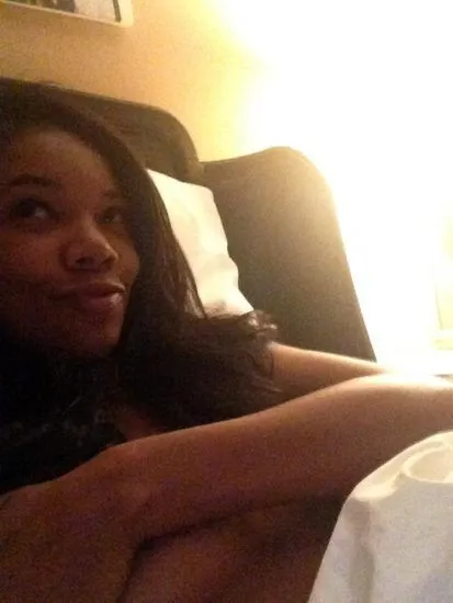 Gabrielle Union naakt in bed