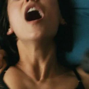 Nina Dobrev 섹스 비디오