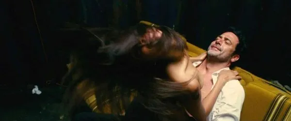 זואי סלדנה רוכבת על האיש