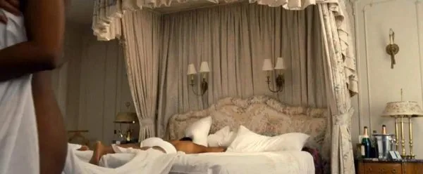 זואי סלדנה תחת עירום