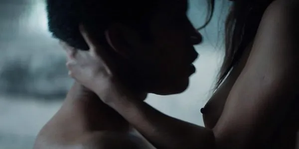 Anya Chalotra alasti seksistseen