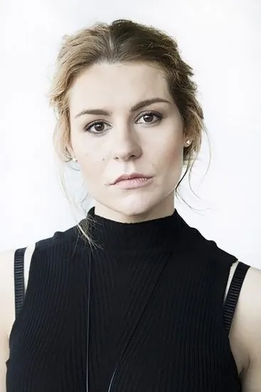 तिहना लाजोविक नग्न पैर