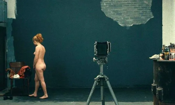 Goli prizor Valerie Mairesse iz Enega poje, Drugi pa ne