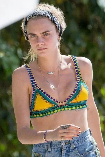 காரா டெலிவிங்னே மஞ்சள் பிகினி