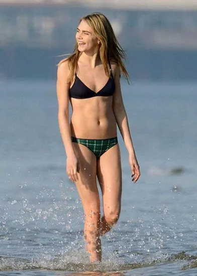 காரா டெலிவிங்னே கவர்ச்சியான பிகினி