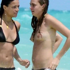 காரா டெலிவிங்னே கடற்கரையில் மேலாடை