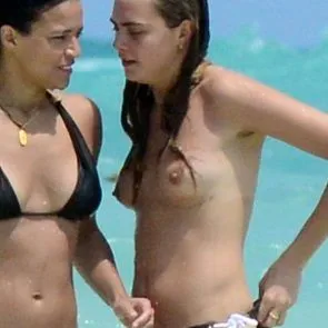 காரா டெலிவிங்னே கவர்ச்சியான புண்டை