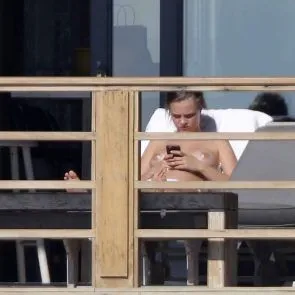 காரா டெலிவிங்னே சூரிய ஒளியில் நிர்வாண மார்பகங்கள்