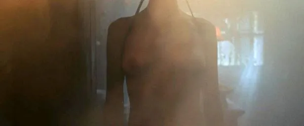 காரா டெலிவிங்னே நிர்வாண மார்பகங்கள்