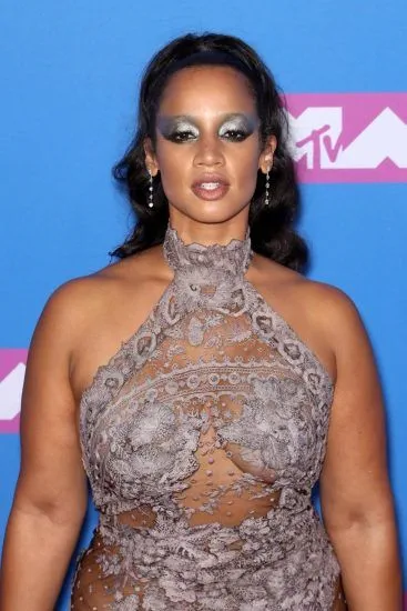 దాస్చ పోలాంకో నగ్న టిట్స్