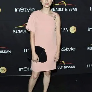 Aya Cash gola obleka rdeča preproga