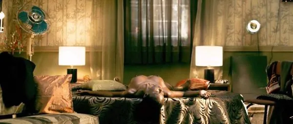 「ネオンフレッシュ」のヴァネッサオリベイラヌードセックスシーン