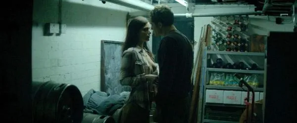 Janet Montgomery Tate nud în „Romani”