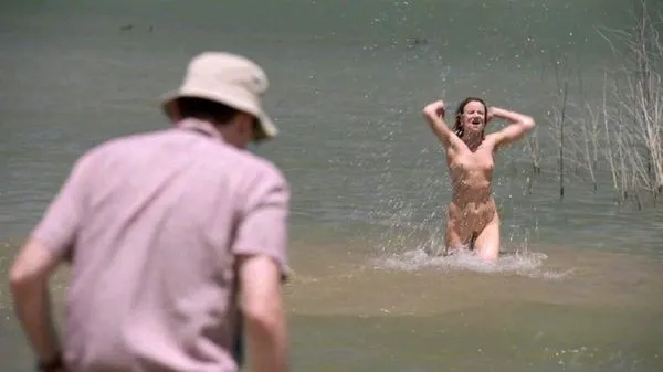 Джульєтта Льюїс Оголена сцена Буша з 'Кемпінгу'