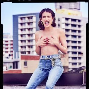 Emma Roberts nue aux seins nus