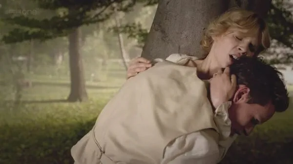 Клеменс Поэзи, сексуальная сцена