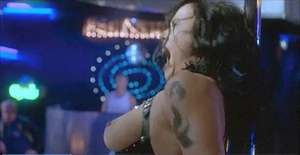Jennifer Tilly Pole Scena de dans sexy în filmul Dancing at the Blue Iguana