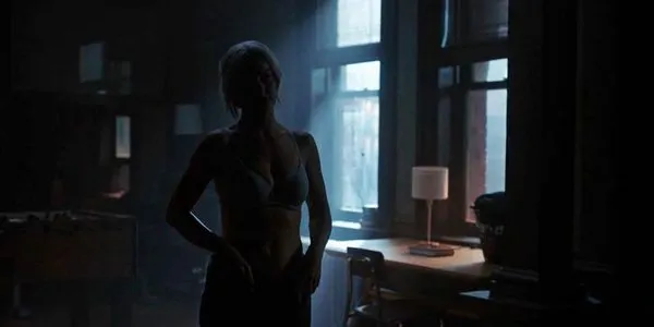 ‘టైటాన్స్’ నుండి మింకా కెల్లీ న్యూడ్ సీన్