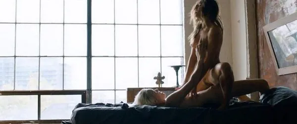 ナタリー・クリルとエリカ・リンダーの「BelowHerMouth」でのレズビアンセックス