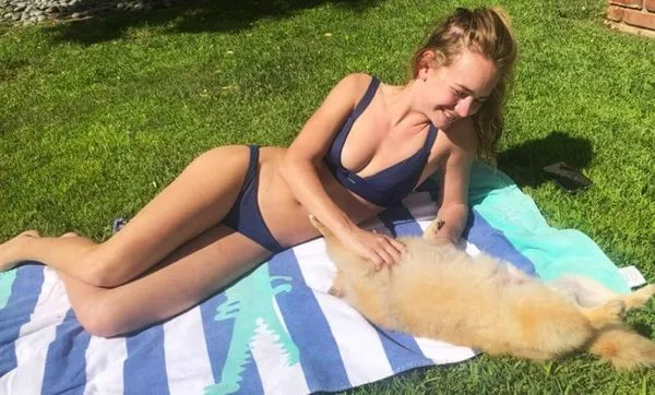 Britt Robertson sexy în bikini