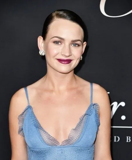 Britt Robertson decolteu profund