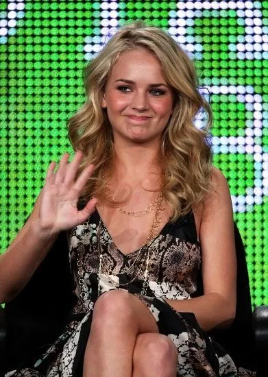 Britt Robertson țâțe în decolteu