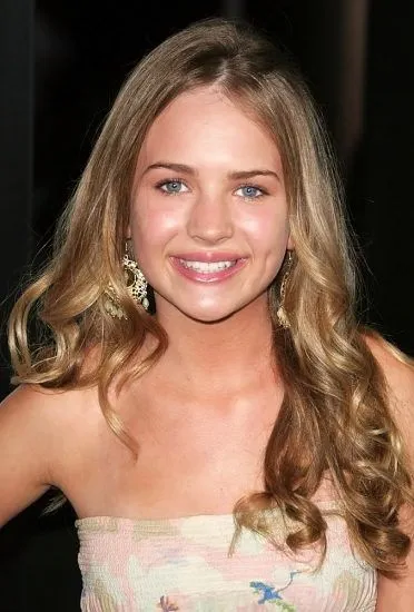 Britt Robertson este fierbinte în public