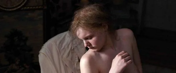 Maria Dragus nuoga scena iš „Mademoiselle Paradis“