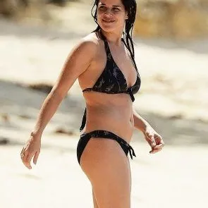 Neve Campbell cul en bikini