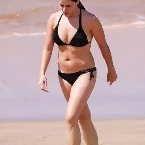 Neve Campbell sexy en bikini