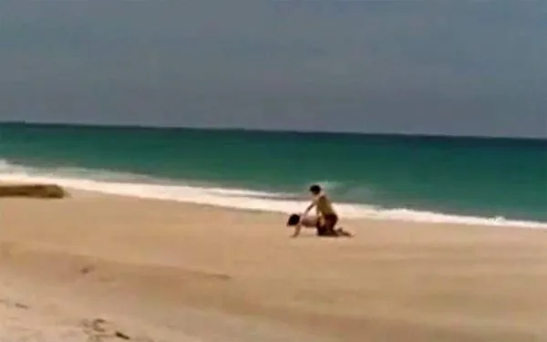 Morena cena de sexo forçado na praia no filme 'Lost Things'