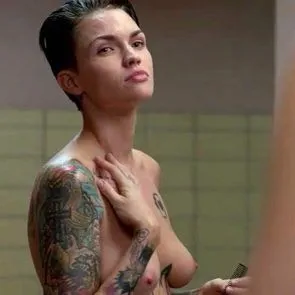 Scena topless Ruby Rose