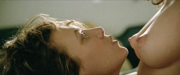 Maruschka Detmers és Jane Birkin meztelen leszbikus szexjelenet a „La Pirate” -ből