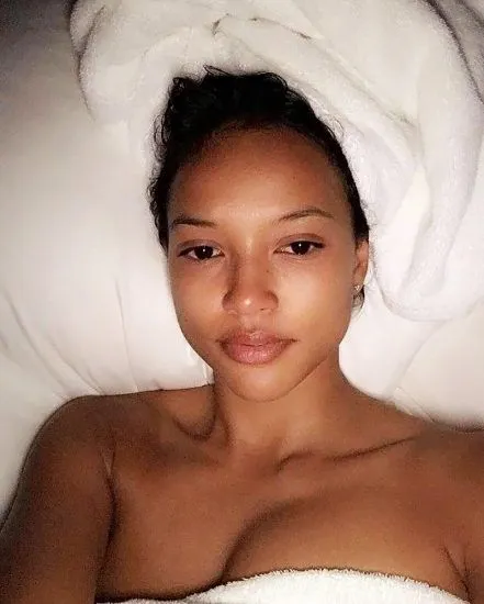 Karrueche Tran alasti sängyssä