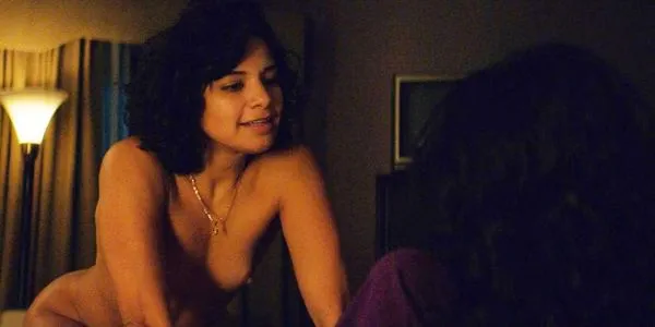 Shakira Barrera & Sunita Mani Nude Lesbian Scene από το «GLOW»