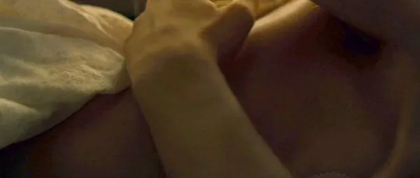 మిచెల్ ఫైఫర్ మనిషిని స్వారీ చేస్తున్నాడు