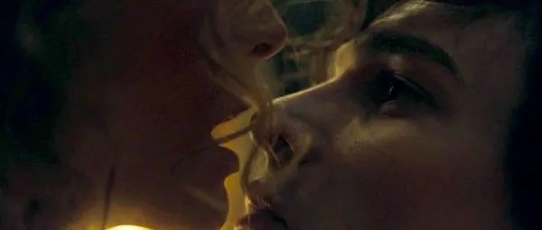 ఆమె పైన ఉన్న వ్యక్తితో మిచెల్ ఫైఫర్