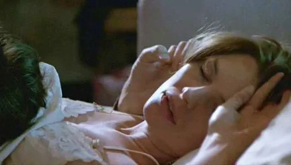 మిచెల్ ఫైఫర్ టాప్ లెస్ మరియు హాట్