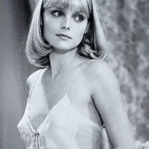 బెడ్ లో మిచెల్ ఫైఫర్ సెక్సీ