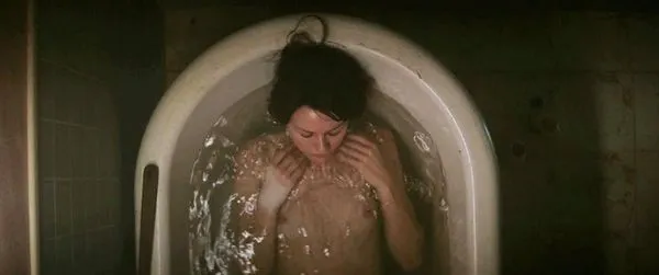 Naomi Watts çıplak göğüsler