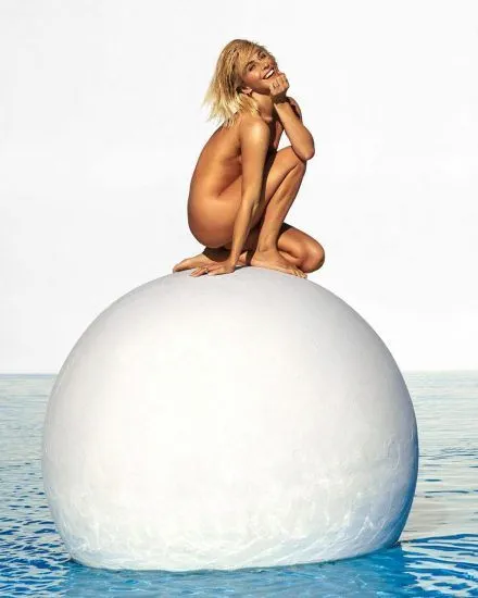 Julianne Hough nøgen fra en side